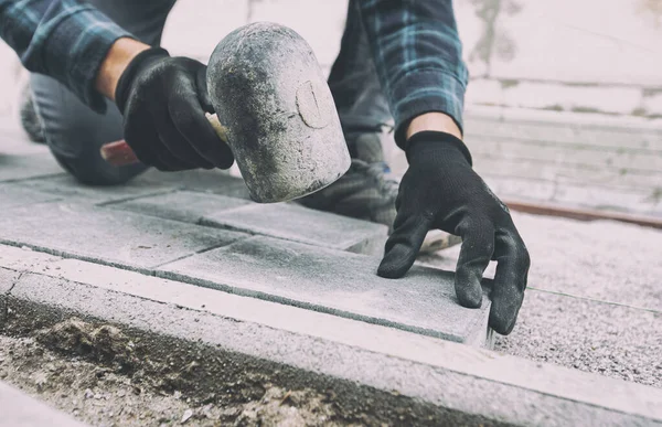 Worker Lining Paving Slabs Path — Stock Photo, Image