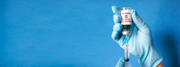 Nővér Töltőfecskendő Kovid Vakcinával — Stock Fotó