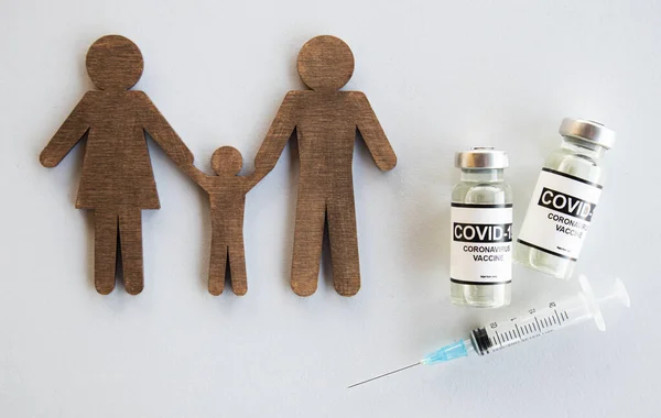 Rodina Odříznuta Stole Leželo Vakcín Pojem Rodinná Imunizace Koronavirová Vakcína — Stock fotografie