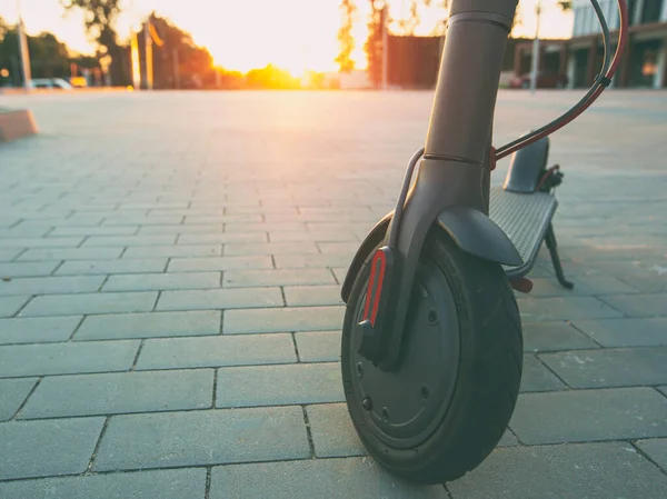 Elektrische Scooter Parkeerplaats Avond — Stockfoto