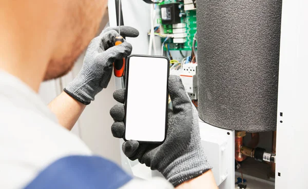 Eletricista Mostrando Telefone Com Tela Branco Mockup Para Reparação Construção — Fotografia de Stock