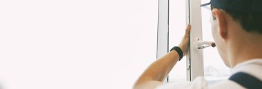 İşçi eve pencere kurup kontrol ediyor