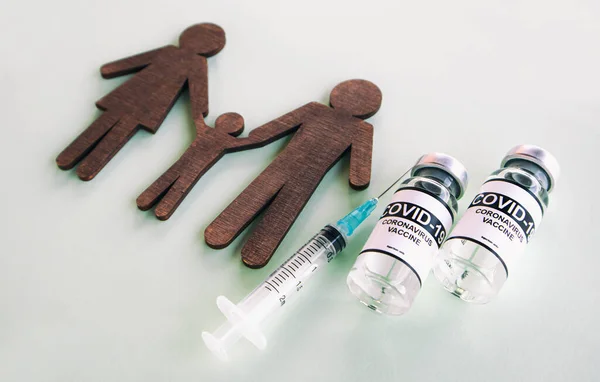 Familjen Skär Och Covid Vacciner Låg Bordet Begreppet Familjevaccinering Coronavirus — Stockfoto