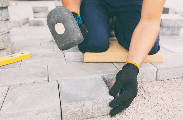 Worker Lining Paving Slabs Path — Stock Photo, Image