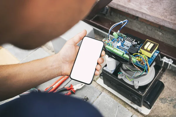 Technicien Homme Installer Vérifier Fonction Porte Automatique Tient Téléphone Avec — Photo