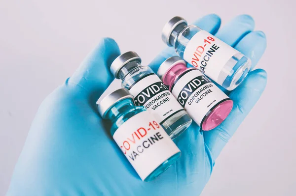 Nővér Négy Fajta Kovid Vakcinát Tart Kezében — Stock Fotó