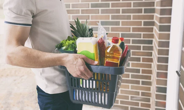 Der Mann Bringt Den Korb Voller Lebensmittel Die Haustür Online — Stockfoto