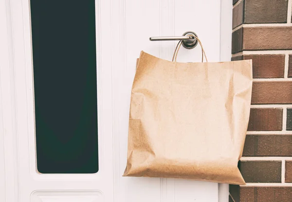 Der Kurier Hinterließ Die Bestellung Papierverpackung Türgriff — Stockfoto