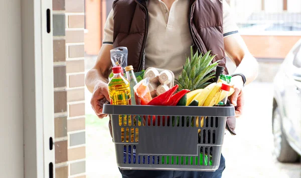 Guy Delivers Basket Full Groceries Door House Online Shopping — Stock Photo, Image