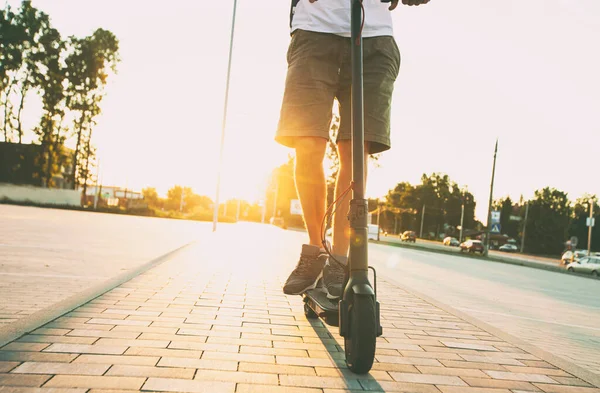 Ragazzo Che Cavalca Scooter Elettrico Tramonto — Foto Stock