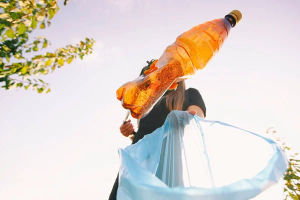 Mujer Recogiendo Botella Plástico Por Herramienta Recolección Basura — Foto de Stock