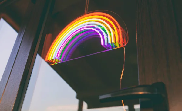 Arcobaleno Neon Principale Appeso All Ingresso Della Porta Nel Caffè — Foto Stock