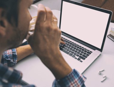 Bilgisayarla evden çalışan adam..  