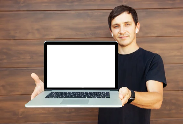 Muž Ukazující Notebook Prázdnou Obrazovkou — Stock fotografie