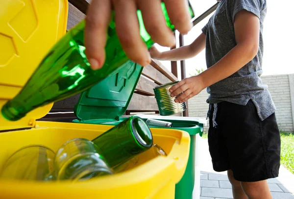 Sang Ayah Mengajari Anaknya Bagaimana Memilah Sampah — Stok Foto