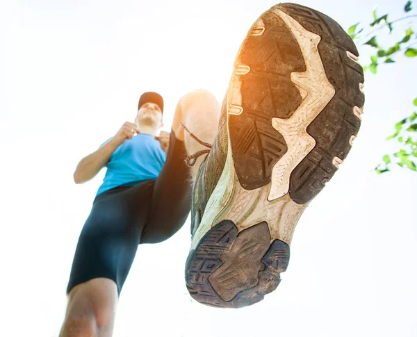 Vista Vicino Delle Scarpe Corridore Che Sta Correndo Attraverso Conteggio — Foto Stock