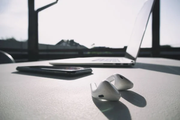 Laptop Cep Telefonu Kulaklıklar Beyaz Masada — Stok fotoğraf