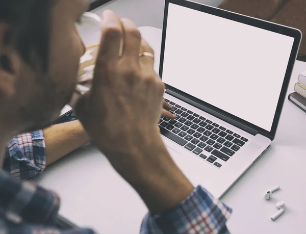 Der Mann Der Von Hause Aus Mit Laptop Online Arbeitet — Stockfoto