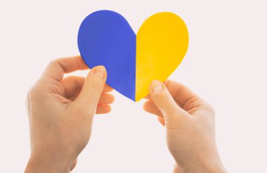 Ukrayna bayrağı renginde tahta kalp kadının elinde