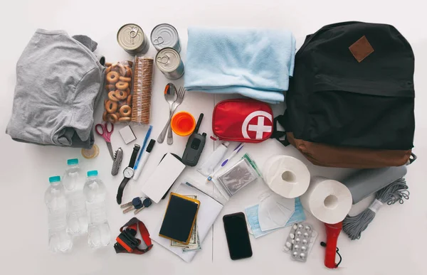 紧急背包设备摆放在桌上 急救箱和其他生存所需物品 — 图库照片