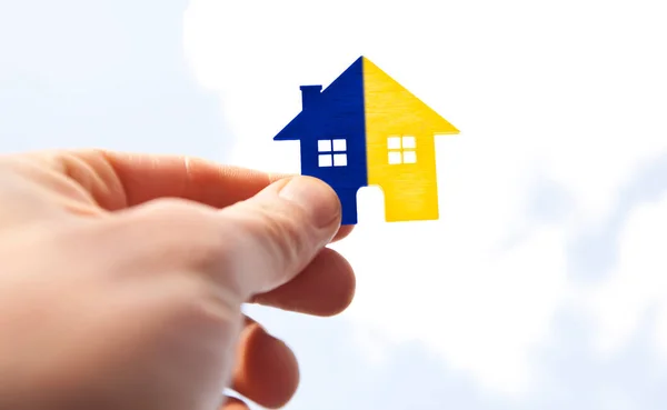 Mano Del Hombre Sostiene Casa Plana Madera Colores Bandera Ucraniana — Foto de Stock