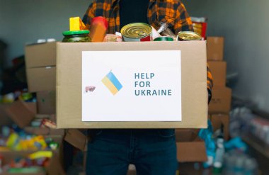 İhtiyacı olan insanlar için torbaları ve gerekli şeyleri toplayan gönüllü.