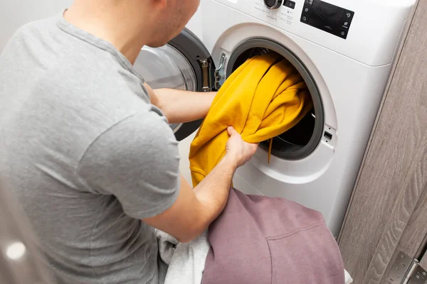 Homem Carregando Máquina Lavar Roupa Secadora Com Roupas — Fotografia de Stock