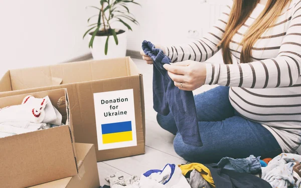 Pregnant Woman Sorting Baby Clothes Desire Donate Its Ukrainian Refugees — Stock Photo, Image