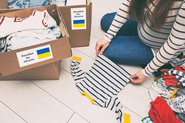 Pregnant Woman Sorting Baby Clothes Desire Donate Its Ukrainian Refugees — Stock Photo, Image