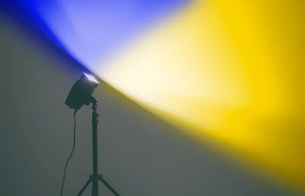 Lámpara Enciende Pared Blanca Color Bandera Ucraniana Cuarto Oscuro — Foto de Stock