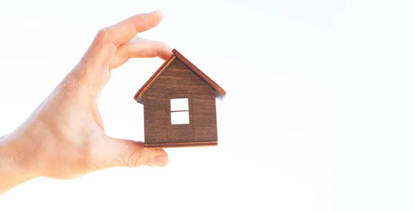 Hand Van Mens Houdt Houten Huis Tegen Lucht — Stockfoto