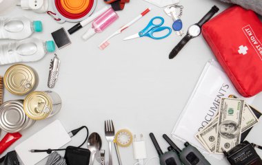 Masada acil durum çantaları düzenlendi. Belgeler, su, yiyecek, ilk yardım çantası ve hayatta kalmak için gereken diğer eşyalar..