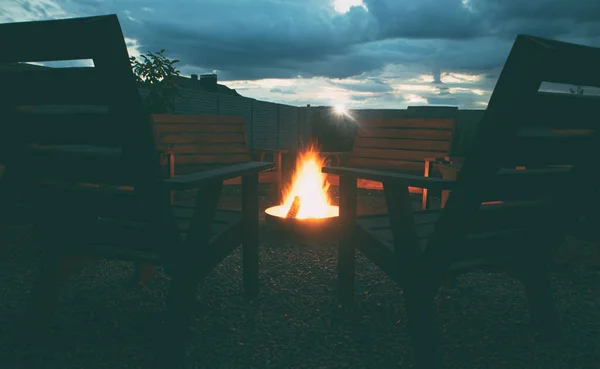 Cozy Sitting Area Wooden Seats Fire Pit — Fotografia de Stock
