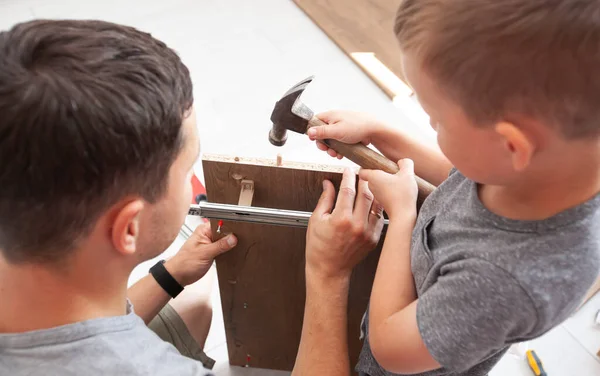 父亲和儿子把书桌放在一起 父亲教儿子如何使用工具 — 图库照片