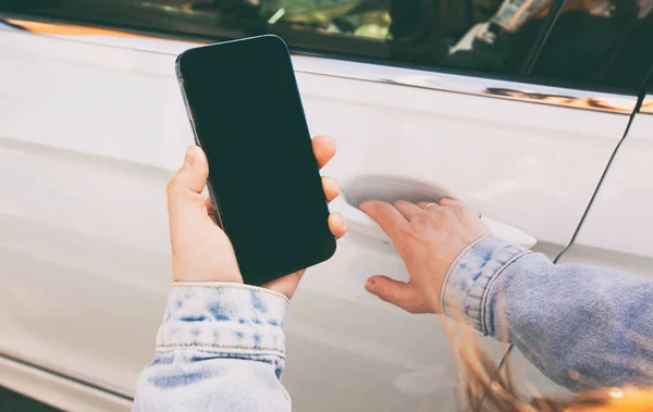 Жінка Тримає Мобільний Телефон Порожнім Екраном Біля Дверей Своєї Машини — стокове фото