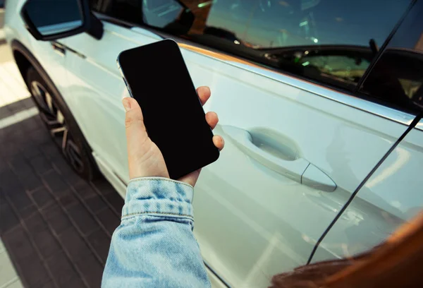 Женщина Держит Мобильный Телефон Пустым Экраном Рядом Дверью Своей Машины — стоковое фото
