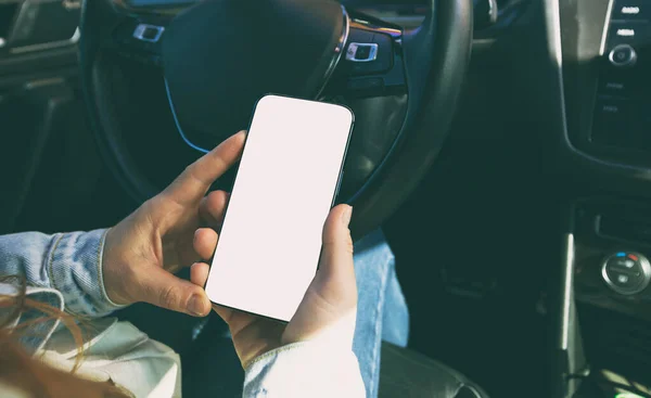 Жінка Сидить Машині Тримає Смартфон Порожнім Білим Екраном — стокове фото