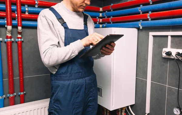 Technicus Controleert Het Verwarmingssysteem Stookruimte Met Tablet Hand — Stockfoto