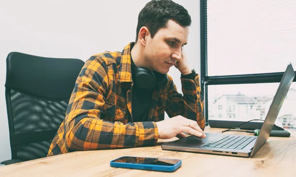 Young Man Working Laptop Computer While Sitting Coworking Space Freelance — Stock fotografie