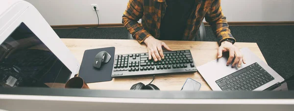 Guy Office Working Laptop Same Time — Stock fotografie