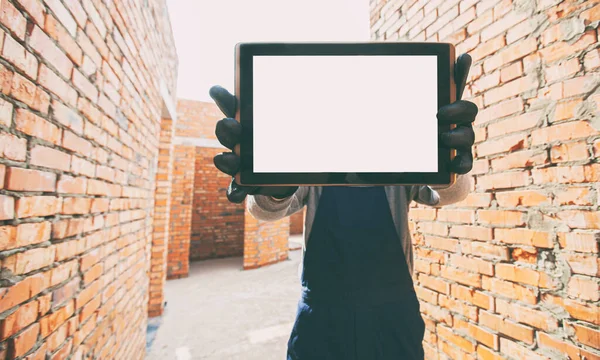 Construction Worker Holding Digital Tablet Blank Screen Front Unfinished House — Foto Stock