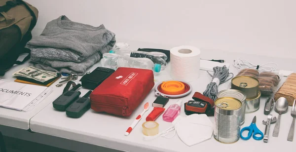 紧急背包设备摆放在桌上 急救箱和其他生存所需物品 — 图库照片