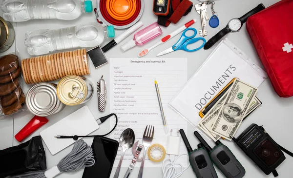 Masada acil durum çantaları düzenlendi. Belgeler, su, yiyecek, ilk yardım çantası ve hayatta kalmak için gereken diğer eşyalar..