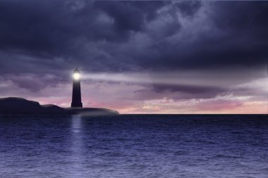 Deniz feneri ve deniz manzarası, gece karanlık bulutlar ile