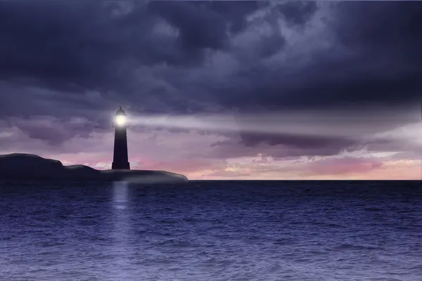 Leuchtturm und Meereslandschaft mit dunklen Wolken in der Nacht — Stockfoto