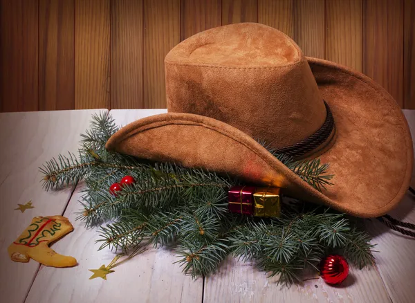 Chapeau western Cowboy et décoration de Noël sur fond bois — Photo