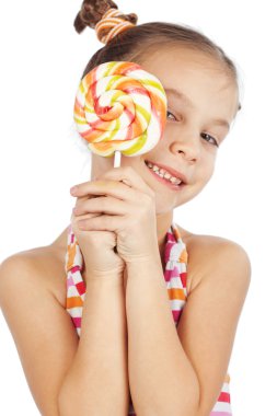 Çocuk tutan büyük lolipop