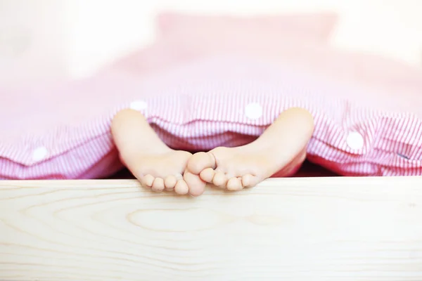 Дитина в ліжку — стокове фото