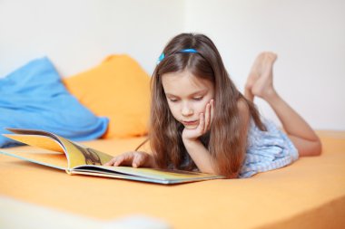 çocuk kitap okuyor.