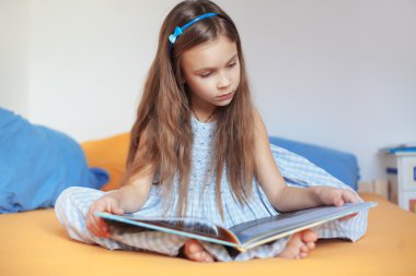 çocuk kitap okuyor.